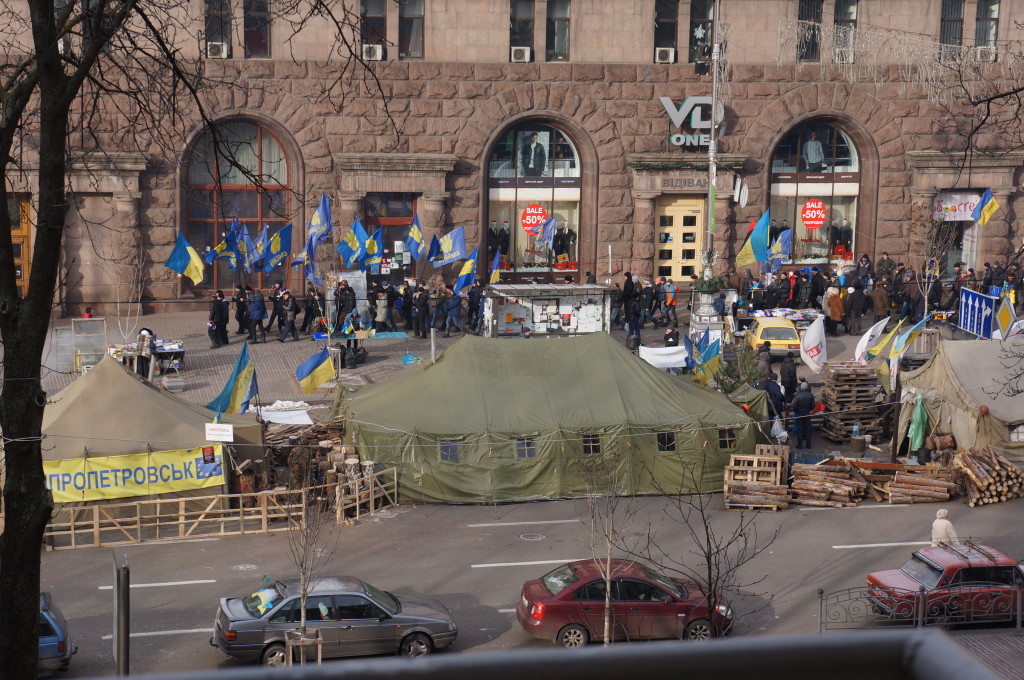 Demonstrantar går i tog med ukrainske flagg i Kiev