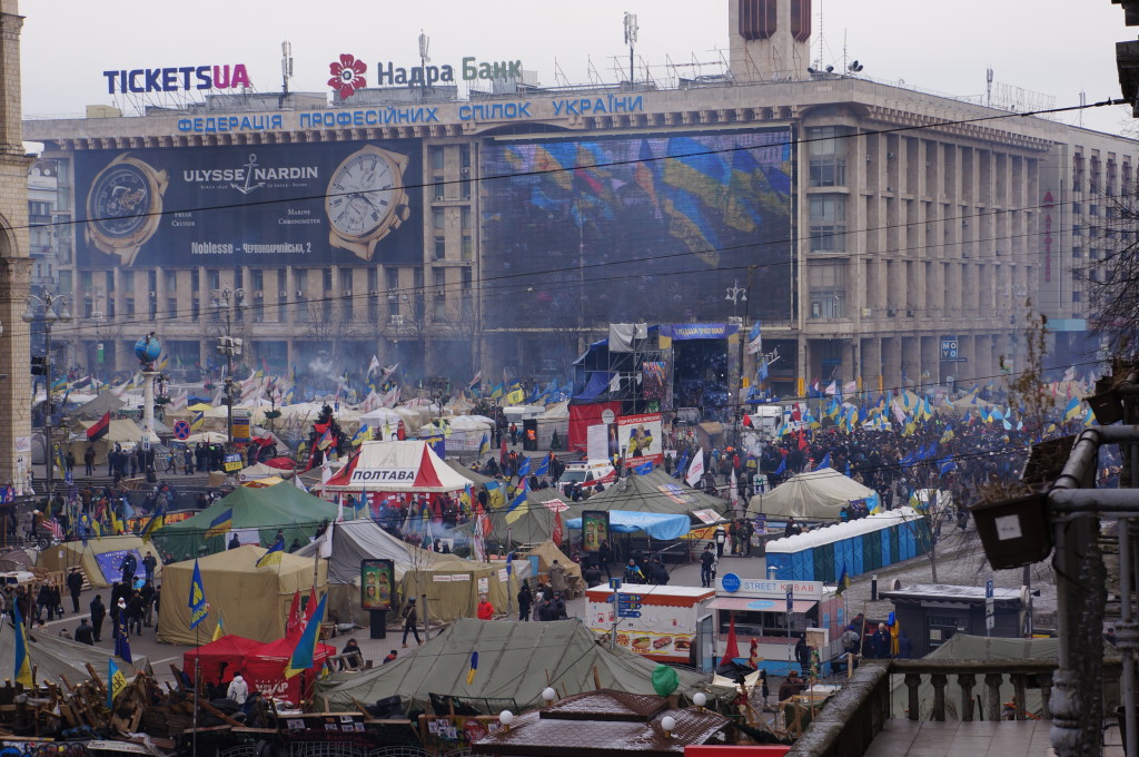 Maidan-plassen i Kiev under opprøret, full av telt og demonstrantar.