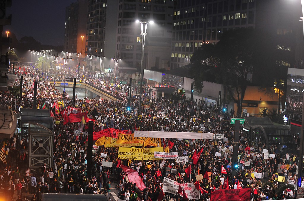 Et folkehav av demonstranter beveger seg nedover Avenida Paulista i São Paulo, Brasil i 2013.