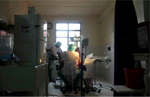 Foto fra en operasjonssal på et sykehus i Sierra Leone