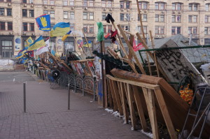 Ein barrikade sperrar gata under opprøret i Kiev.