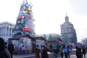 Tårn med stor plakat med bilete av Julia Timosjenko på Maidan-plassen i Kiev.