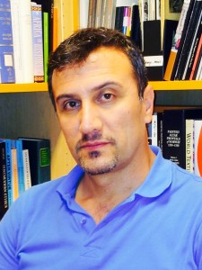 Portrettfotografi av bibliotekar og fribyforfatter Kosar Fattahi