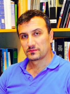 Portrettfotografi av bibliotekar og fribyforfatter Kosar Fattahi