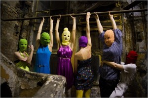 Den russiske punk- og kunstgruppa Pussy Riot poserer med finlandshetter og karakteristiske fargerike klær.