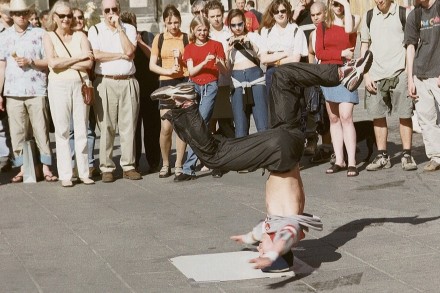 Breakdancer tar en headspin foran publikum i Wien.