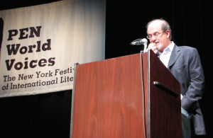 Den indiske forfatteren Salman Rushdie på talerstolen i New York.