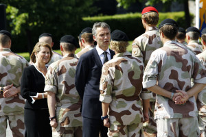 Daværende statsminister Jens Stoltenberg og forsvarsminister Grete Faremo deltar i en medaljeseremoni på Akershus Festning i 2010, i forbindelse med den norske militære tilstedeværelsen i Afghanistan. De slår av en prat med norske soldater.