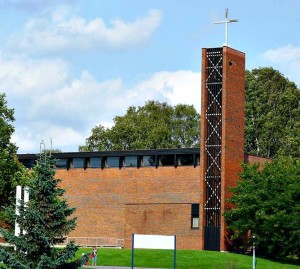 Foto av fasaden på Bredtvet kirke i bydel Bjerke i Oslo.