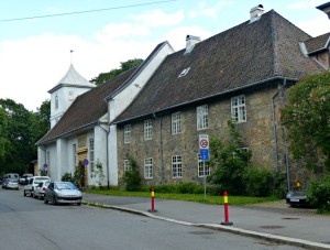 Foto av fasaden på Gamlebyen kirke i Oslo.