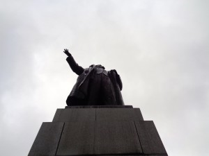Fotografi av en Lenin-statue i froskeperspektiv.